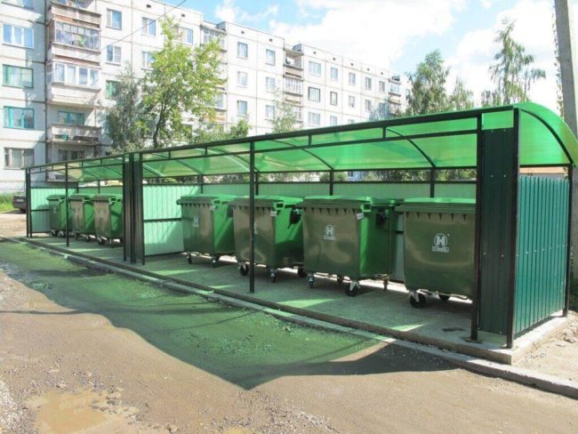 Площадки для сбора мусора должны располагаться от жилой застройки на расстоянии не менее 20 метров